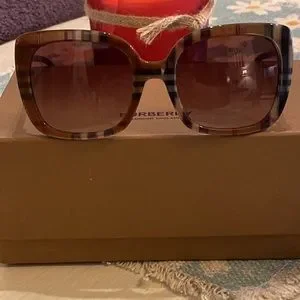 Burberry | Accessories | New Burberry Sunglasses Wore Twice  display picture 3